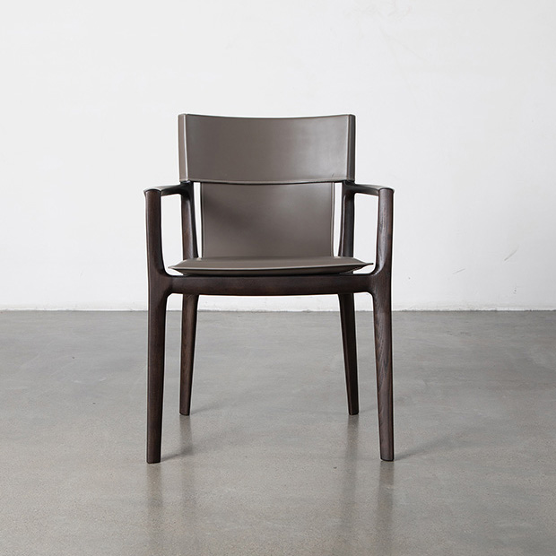 Replica saddle leather Isadora chair